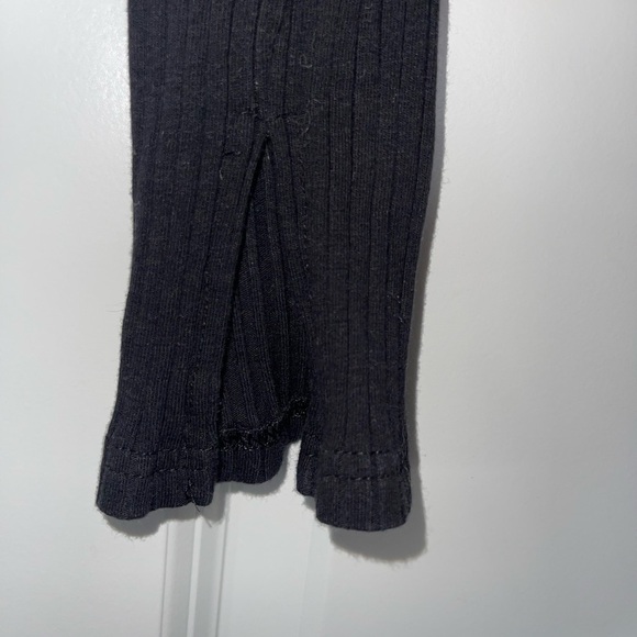 Long Sleeve Tee Cropped, Slit Sleeve Detail - Picture 4 of 5